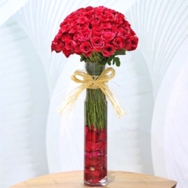 Stylish Arrangement of Roses