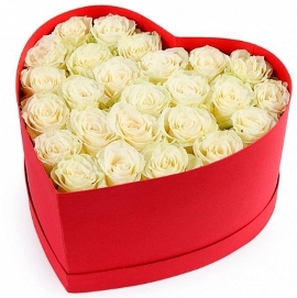 Коробка белых роз в форме сердца