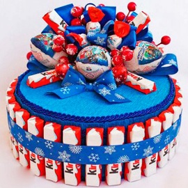Праздничный торт из Киндеров
